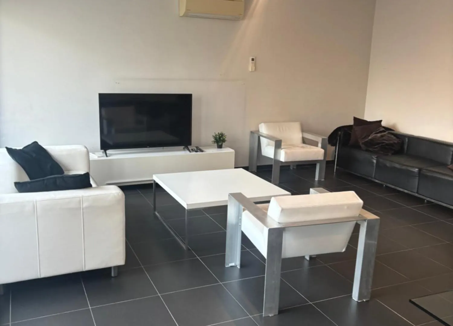 Charming Central Apartments With Balcony Views 布鲁塞尔